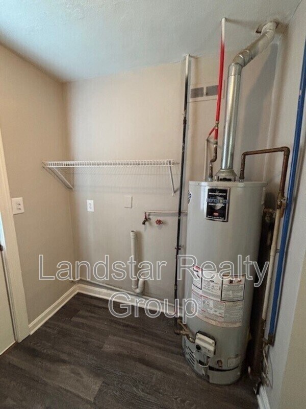 Building Photo - 4714 Seville Dr