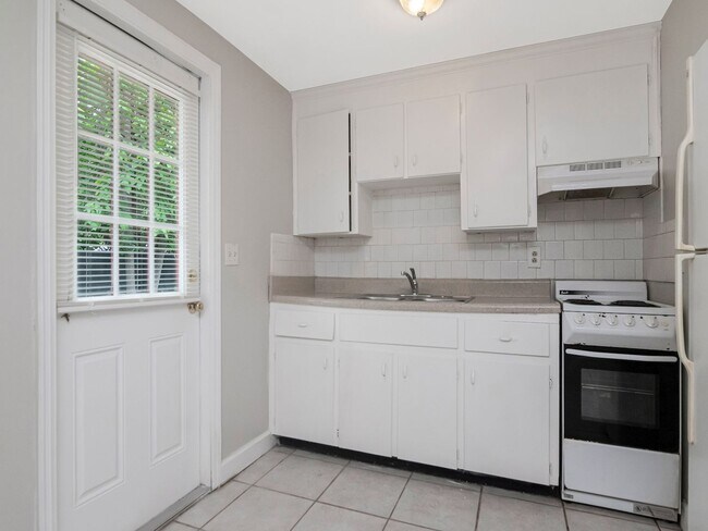 Building Photo - Move-In Ready 1BR/1BA Duplex in Brandon, FL — $1,295/Month, Across from Brandon Mall