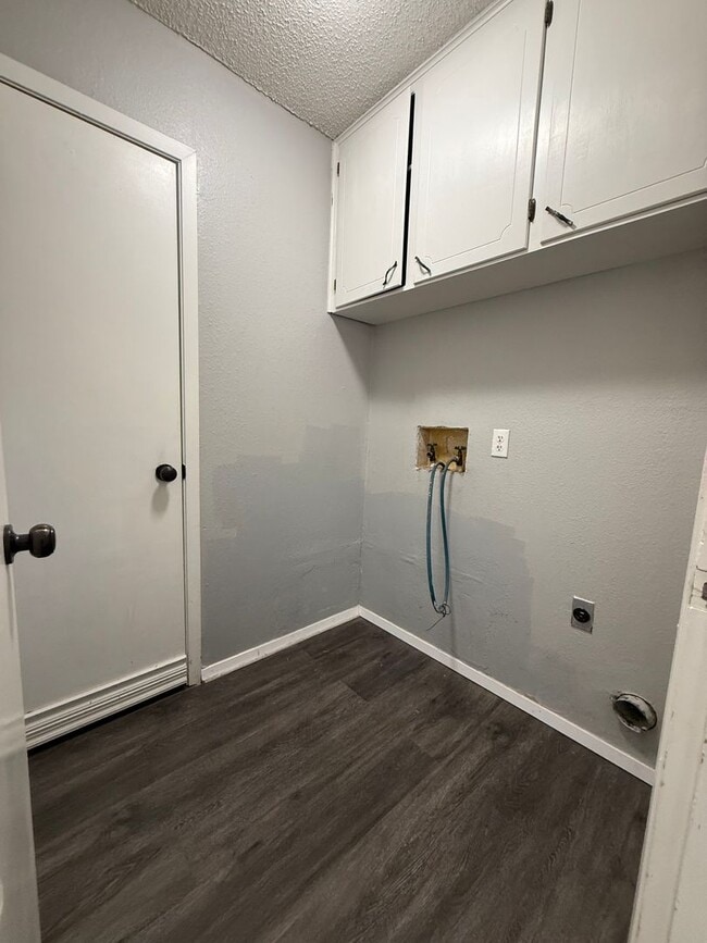 Building Photo - 3128 Sunset Dr