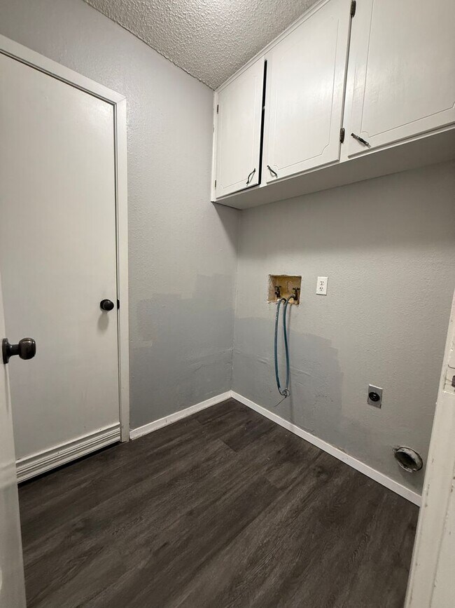 Building Photo - Completely Remodeled 3 bedroom 2 bath, 2 Car Garage AVAILABLE NOW!