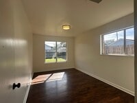 Building Photo - Ready for move in