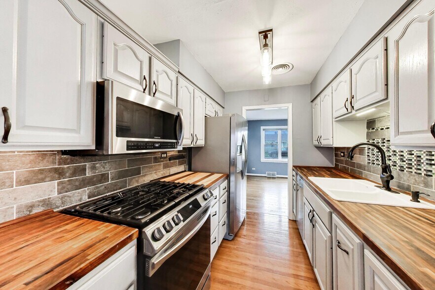 Building Photo - 306 N Schubert St