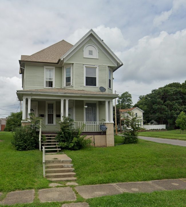 Primary Photo - 221 E. Lincoln Ave 1st floor