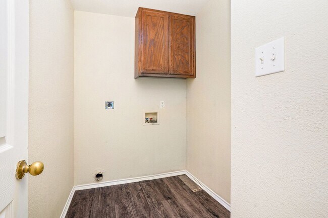 Building Photo - Welcome to this charming 3-bedroom, 2-bath...