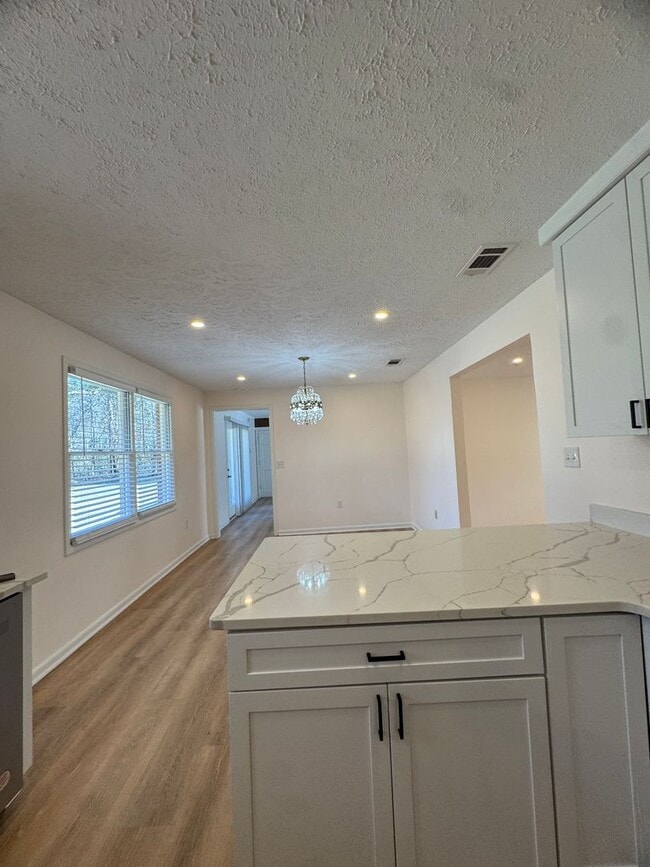 Building Photo - 3 BED | 2 BATH | TWO CAR GARAGE | LARGE FRONT AND BACK YARDS | AVAILABLE NOW