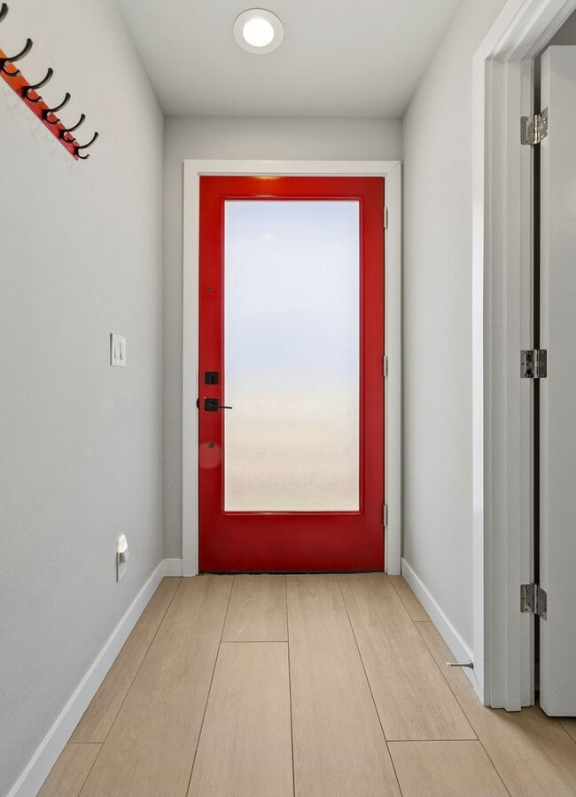 Building Photo - Stylish 2BR Townhome with Rooftop Deck & A/C Near Light Rail