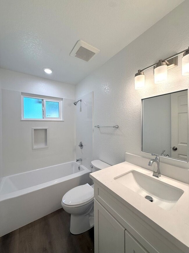 Building Photo - Fully Renovated 2 bed 1 bath !!