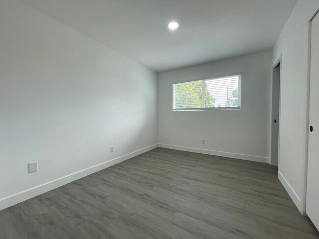 Building Photo - Newly Renovated 3bdrm 2bath Airy Oasis!