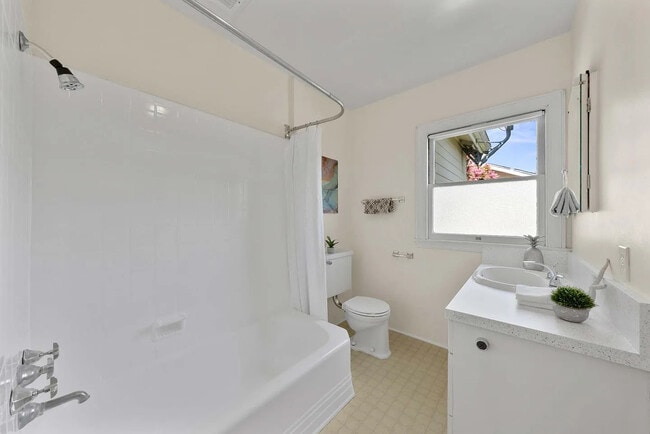 Building Photo - 1595 Santa Clara St