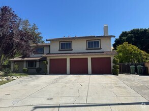 Building Photo - Lots of Square Footage in this wonderful 4...