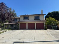 Building Photo - Lots of Square Footage in this wonderful 4...