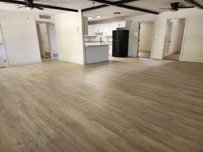Building Photo - 3014 N Garden Ave