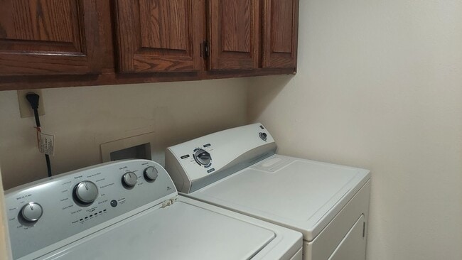 Building Photo - BEAUTIFUL TOWNHOUSE IN GATED COMMUNITY!
