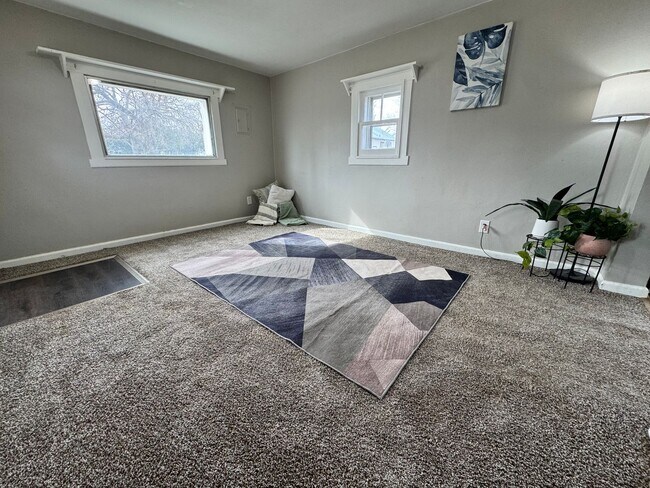 Building Photo - 2 bed, 1 bath home for rent in Waterloo