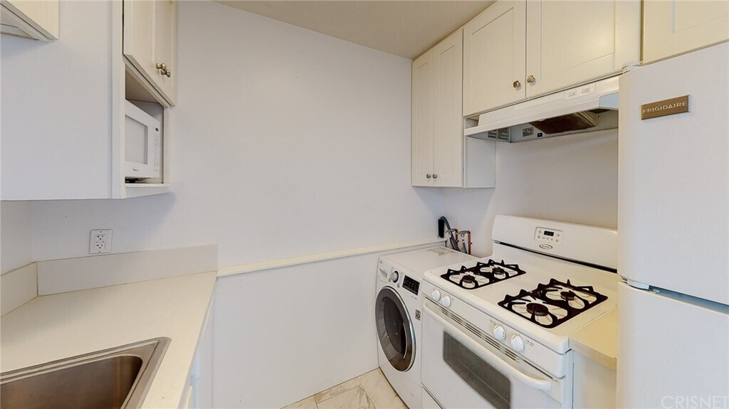 Building Photo - 12157 Moorpark St