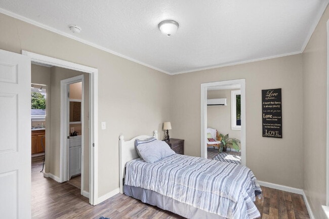 Building Photo - Sweet Cottage, minutes away from the University and Hospitals!