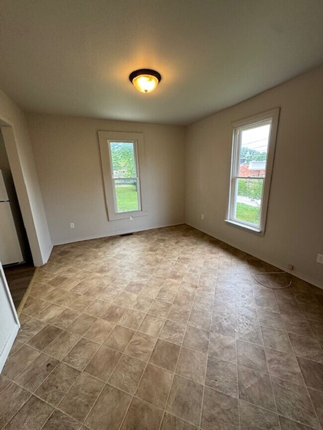 Building Photo - NO APP FEE!