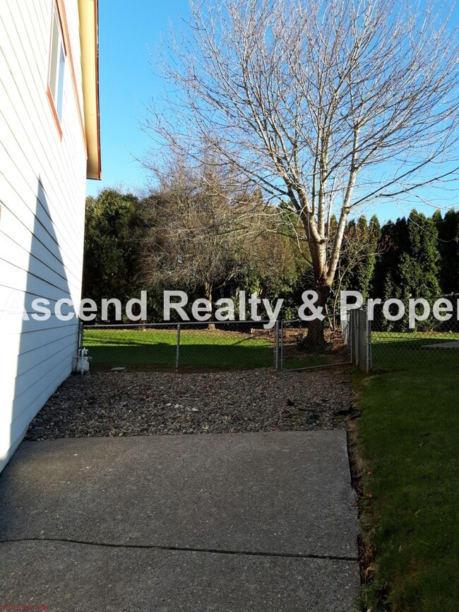 Building Photo - 4 Bed on Cul de Sac, Fenced Yard, Quick Access to Schools, Outlet Mall, Troutdale Station Food Ca...
