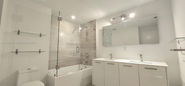 Building Photo - 1300 Brickell Bay Dr