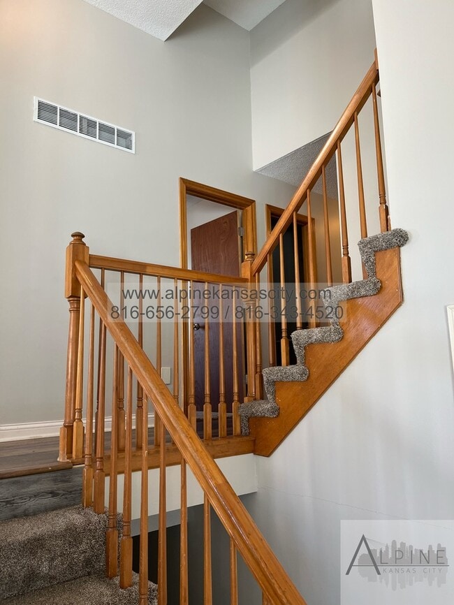 Building Photo - Beautiful California Split in Platte County