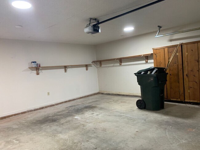 Building Photo - Cozy Living on a quiet cul de sac.