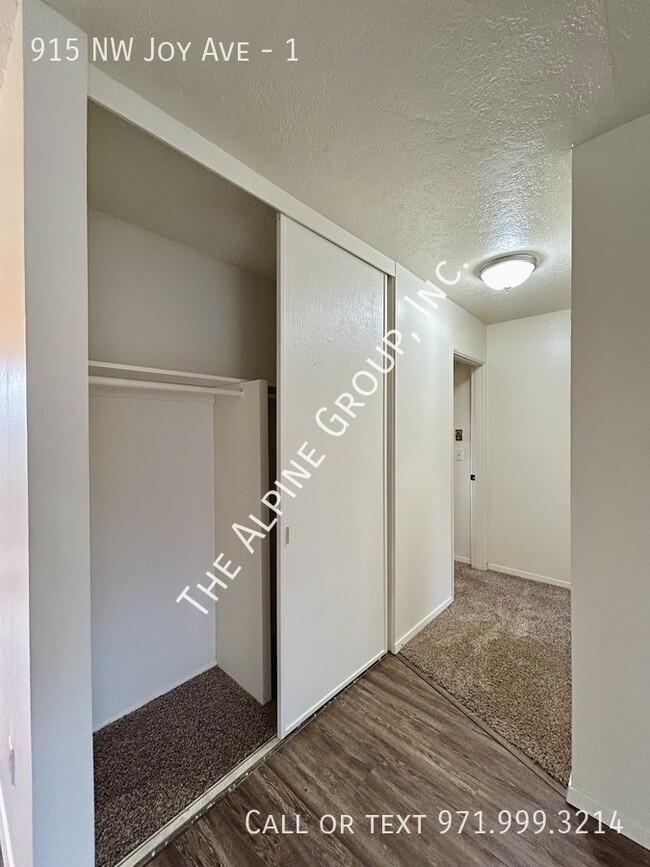 Building Photo - Single Level, 2 Bedroom by Cornell/NW Murr...