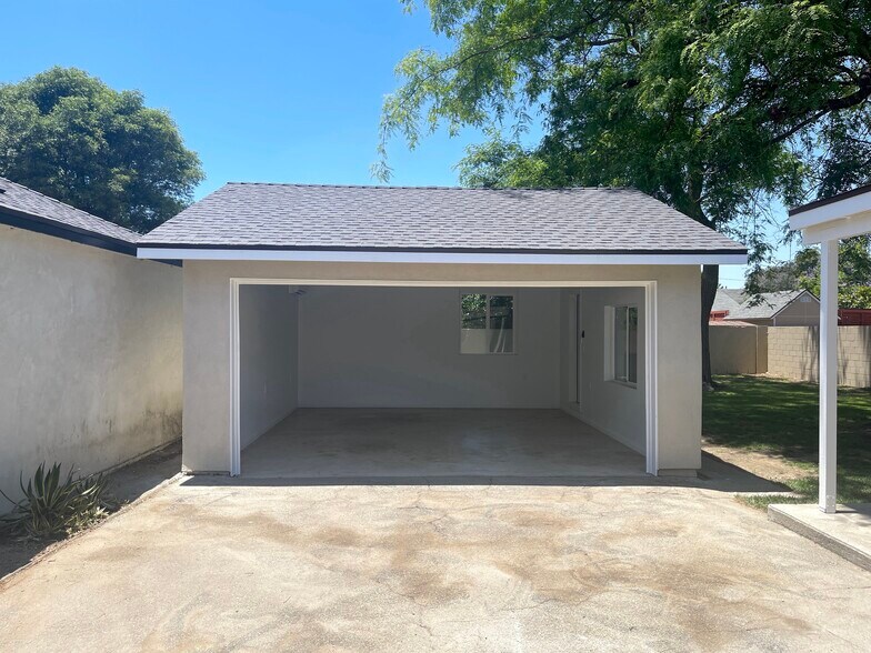 2 Car Garage high ceiling, recessed lighting, HVAC, Separate Entrance and remote app garage doo - 5457 Beck Ave