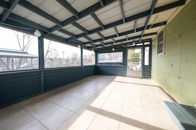 Building Photo - 445 Walnut Ln