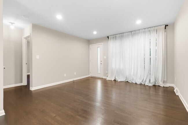 Building Photo - Plaza Midwood/Noda Duplex Property
