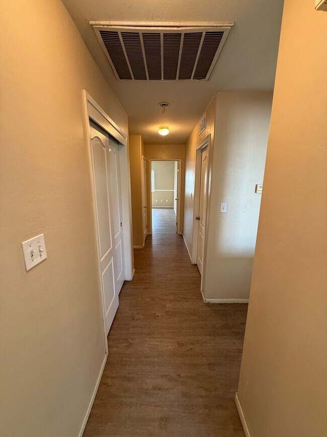 Building Photo - Spacious 4-Bedroom Home in Southwest Baker...