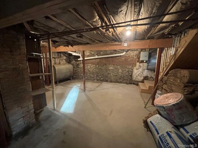 Building Photo - 42 Maple St