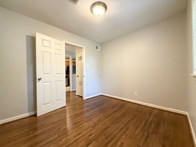 Building Photo - 9115 Oak Grove Ln