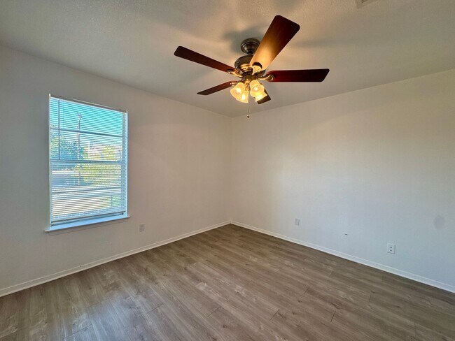 Building Photo - Townhome