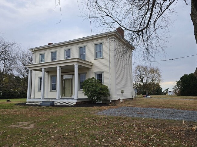 Building Photo - 2 Bedroom Farmhouse in Middletown