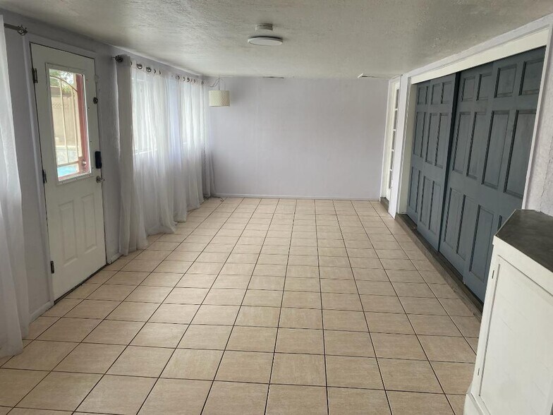 Arizona Room - 2937 E Turquoise Dr