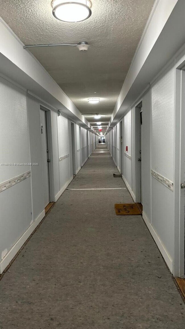 Building Photo - 1913 S Ocean Dr