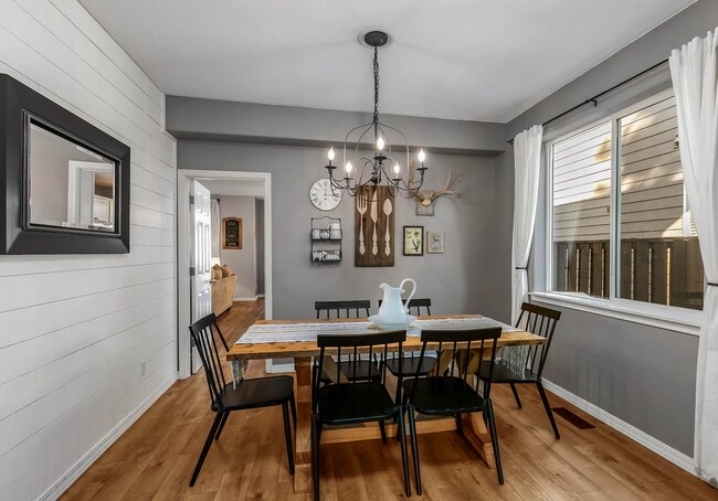 Building Photo - Gorgeous, Bright 4 Bedroom Home in SW Bend!