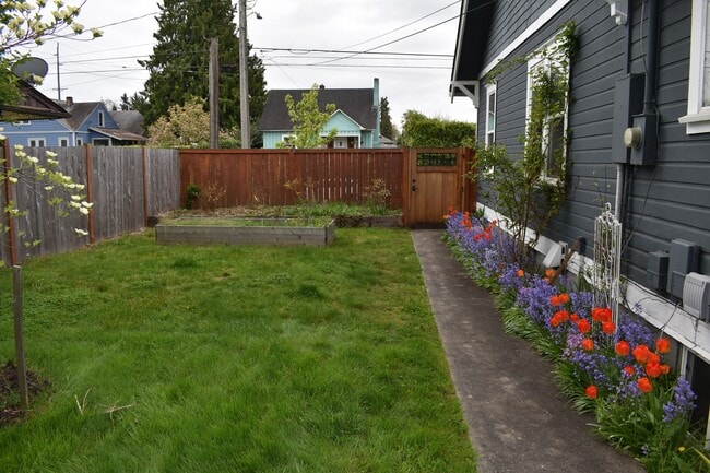 Building Photo - Coming soon - Charming North End Craftsman Near Proctor District!