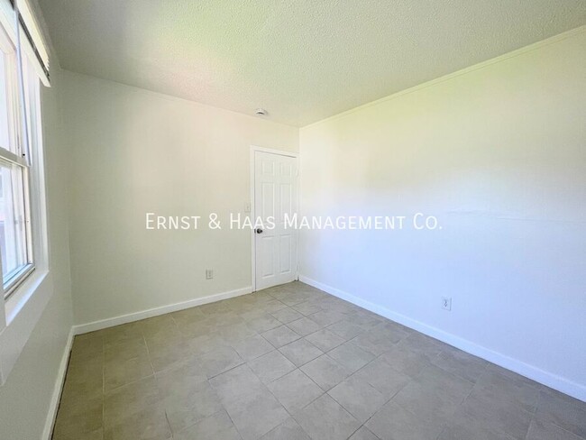 Building Photo - 2133 W Columbia St