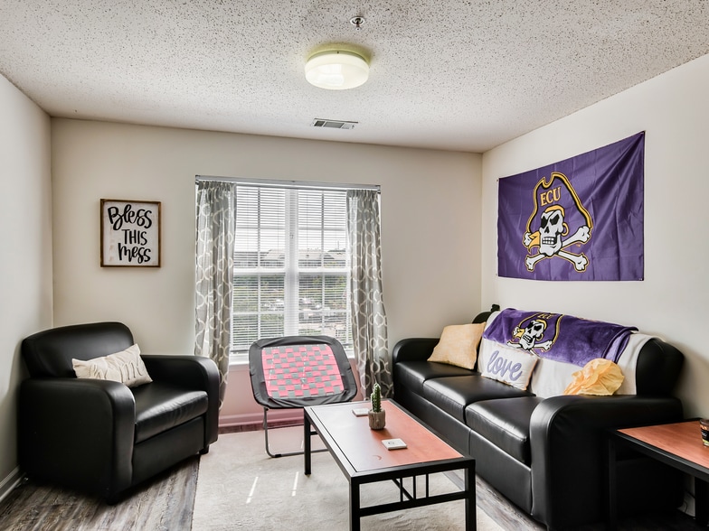 Living Room - Campus Pointe