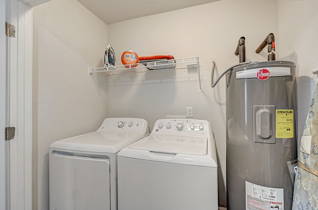 The only 4 bedroom home in JAX with a washer & dryer installed - 9081 India Ave