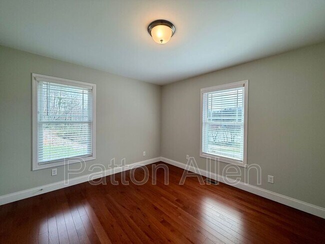 Building Photo - 207 Riverside View Dr