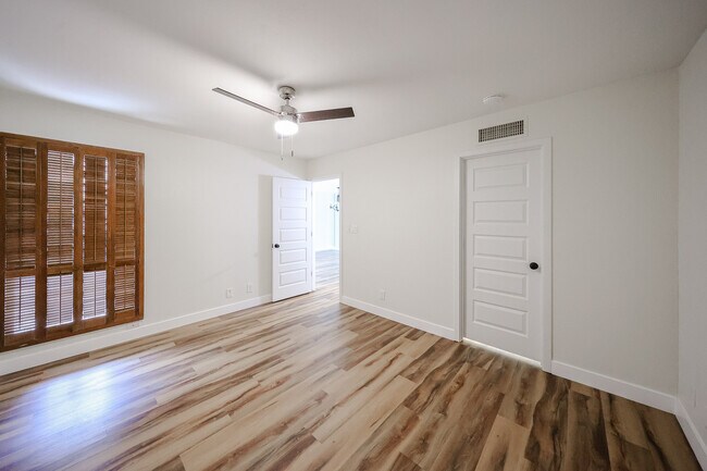 Building Photo - 238 W Maya Dr