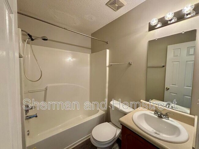 Building Photo - 410 Commons Dr