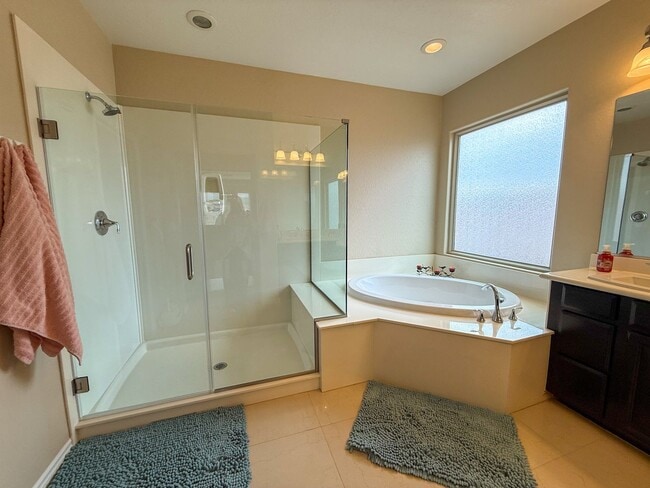 Building Photo - Luxury 6/BD 4.5/BA Large Furnished Home with Dual Primary Suites in Gated Community