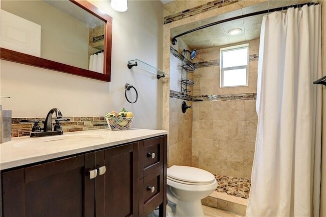 Building Photo - 562 Rolling Hill Dr