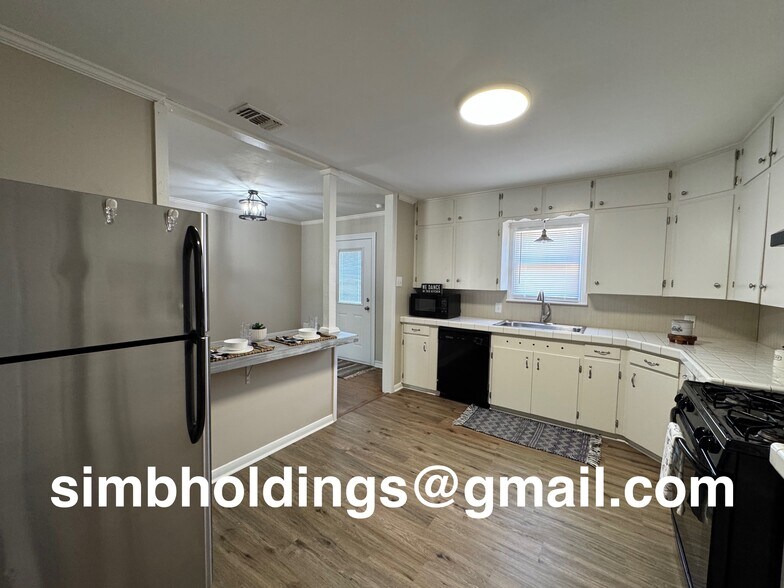 Building Photo - 337 River Oaks St