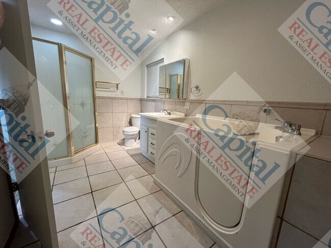 Building Photo - Spacious 2 Bedroom W/ Bonus Room