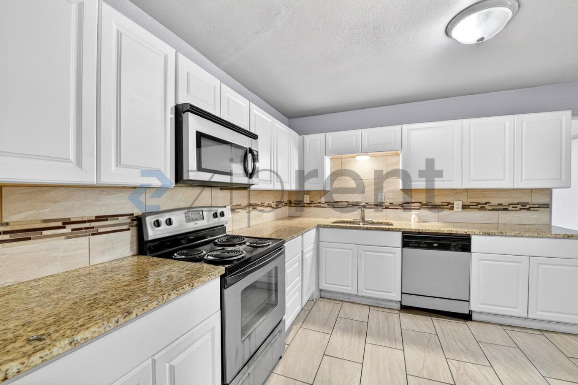 Building Photo - 2332 Grandview Dr