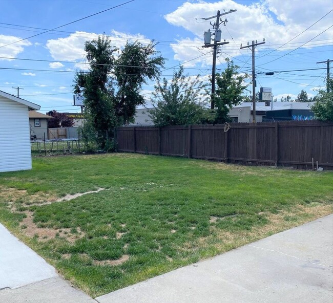 Building Photo - Duplex For Rent in South Salt Lake!